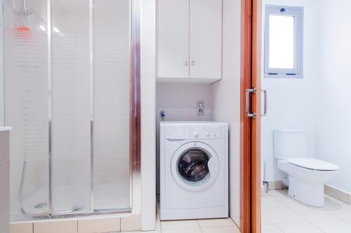 a bathroom with a washing machine and a toilet at Morlan BCN Apartment in Barcelona