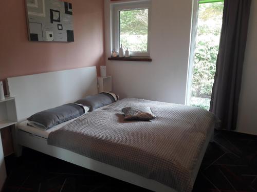 ein kleines Bett in einem Zimmer mit Fenster in der Unterkunft Ferienhaus Sonneneck mit Motorboot und Kanu in Basedow