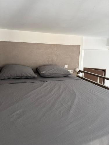 un lit avec deux oreillers dessus dans l'établissement Appartement - Nice - Quartier du Port, à Nice