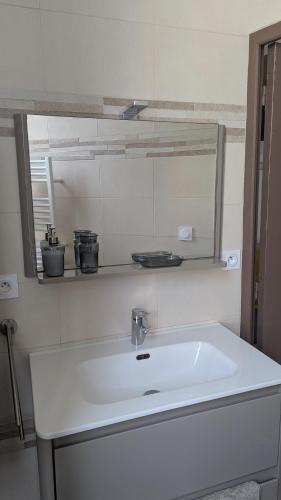 un lavabo blanc dans une salle de bain avec un miroir dans l'établissement Appartement - Nice - Quartier du Port, à Nice