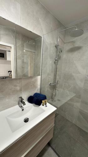 une salle de bain avec un lavabo blanc et une douche dans l'établissement Studio 4 Carré d'Or, à Nice