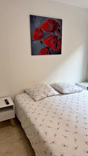une chambre avec un lit avec un tableau sur le mur dans l'établissement Studio 4 Carré d'Or, à Nice