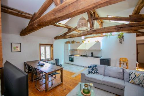 un salon avec un canapé et une table dans l'établissement La Vie de Château , Or du Temps, à Ars-sur-Formans