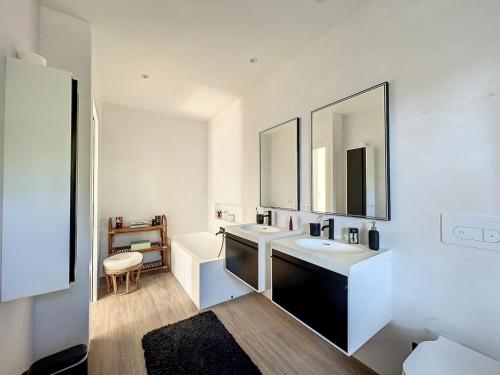 ein weißes Badezimmer mit Waschbecken und Spiegel in der Unterkunft Beautiful luxury villa in Antibes