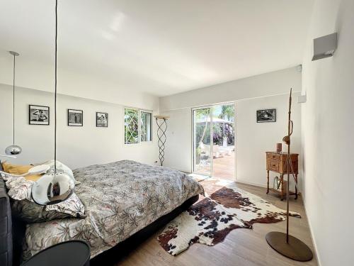 ein Schlafzimmer mit einem großen Bett in einem Zimmer in der Unterkunft Beautiful luxury villa in Antibes