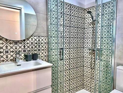 un baño con lavabo y ducha en Villa SOLAR DO MONTE 6, en Albufeira