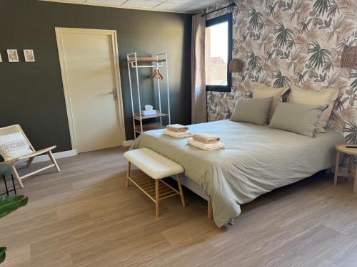 Un dormitorio con una cama y una mesa y sillas. en Suite du Spa 3 - Parking Privé Gratuit, en Reims