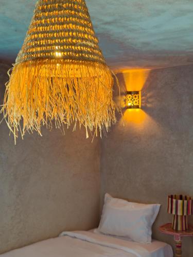 Ein Bett oder Betten in einem Zimmer der Unterkunft Atlas Agafay Horizon Marrakech Auberge & Luxury Suites