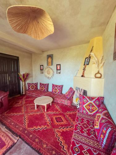 Ein Sitzbereich in der Unterkunft Atlas Agafay Horizon Marrakech Auberge & Luxury Suites