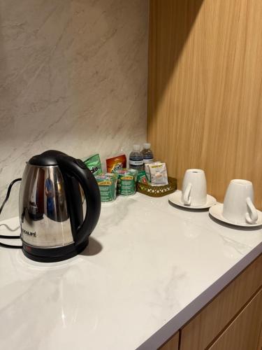 Příslušenství pro přípravu čaje a kávy v ubytování Pollux Habibie Suite City View By Superstay