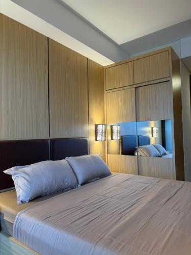 Postel nebo postele na pokoji v ubytování Pollux Habibie Suite City View By Superstay