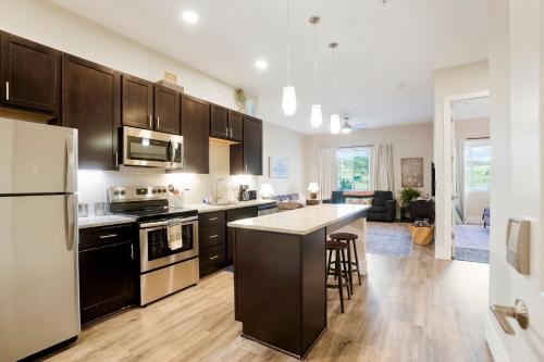 una cocina con armarios negros y una isla de cocina en Heart of Golden Walk Everywhere Close to School of Mines and Red Rocks, en Golden