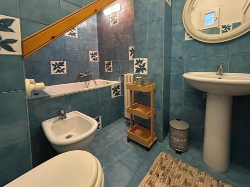 a bathroom with a sink and a toilet and a tub at Casa Van Lente in Capranica