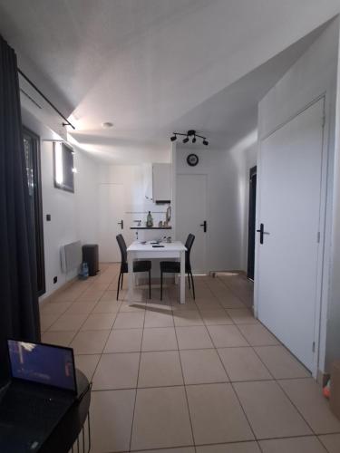 Studio Climatisé Résidence Odalys nouvelle box 5 G ,Saint Loup,piscine ,parking privé et superette