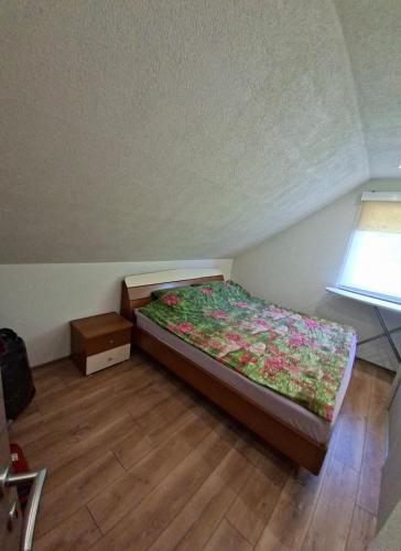 Un dormitorio pequeño con una cama y una ventana. en Zlatište, en Sarajevo