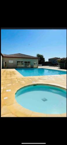 une grande piscine devant une maison dans l'établissement Maison vacances climatisée à 20 minutes de la mer, à Gallargues-le-Montueux