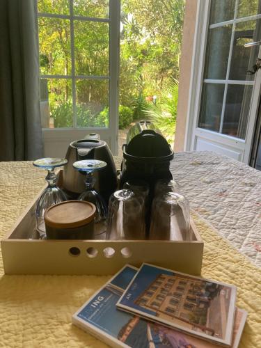 une boîte posée sur un lit avec un livre dans l'établissement La Vagabonde, à Saint-Tropez