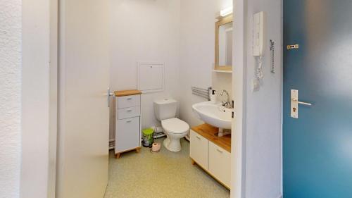 une salle de bain avec des toilettes blanches et un lavabo dans l'établissement Bastion - Studio center with elevator, au Havre