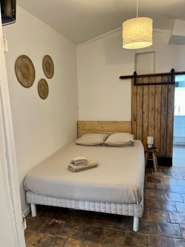 une chambre avec un lit dans une pièce dans l'établissement Maisonnette face au Garlaban, à Roquevaire