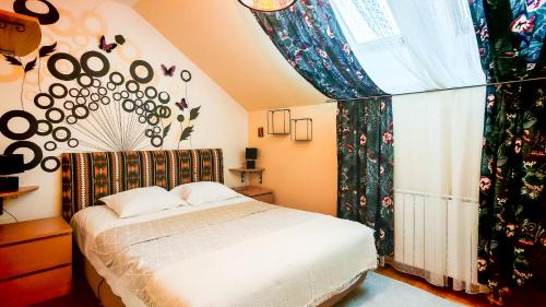 um quarto com uma cama e uma janela grande em FilinHome Dusana Suite 2 em Novi Sad