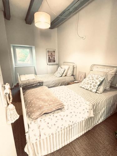 - une chambre avec deux lits et un plafond dans l'établissement Maison de charme, à Fontrieu