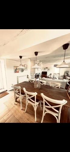 une salle à manger avec une table et deux chaises dans l'établissement Maison de charme, à Fontrieu