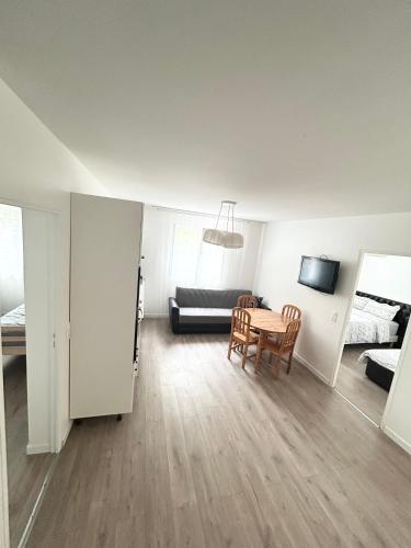une pièce avec une table et des chaises et une chambre dans l'établissement appart idéal en famille parking privé, à Drancy