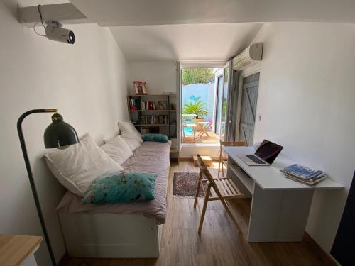 Postel nebo postele na pokoji v ubytování Chambre Hyères près gare et mer