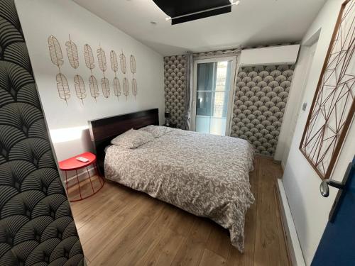 une chambre avec un lit et une fenêtre dans l'établissement La Suite Pitot - 50m de Arc de Triomphe, à Montpellier