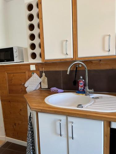 un comptoir de cuisine avec un évier et un plan de travail dans l'établissement Maisonnette face au Garlaban, à Roquevaire