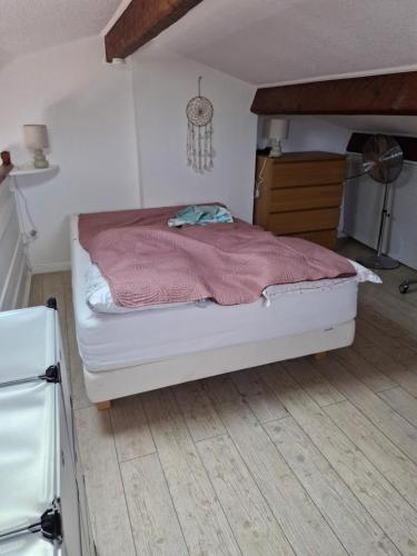 une chambre avec un lit blanc avec une couverture rouge dans l'établissement Le Mimosas, à Bormes-les-Mimosas