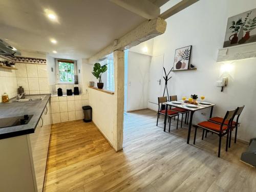 une cuisine et une salle à manger avec une table et des chaises dans l'établissement Beautiful Duplex Studio in the heart of Libourne, à Libourne