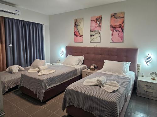 A bed or beds in a room at Theo and MS Luxurious Apartments