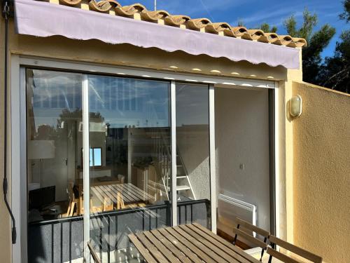 Balkón nebo terasa v ubytování studio à 400m de la plage de la Corniche