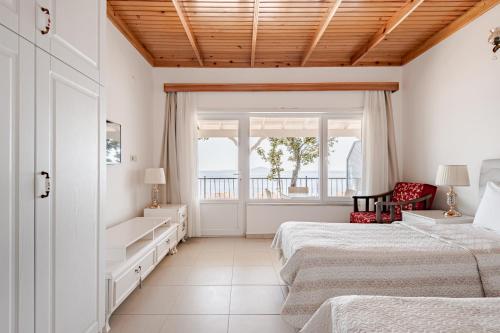 una camera da letto con due letti e una finestra di Marmara Yali Evi a Isola di Marmara