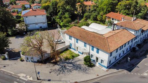 an overhead view of a white building with a red roof at Al Pellegrino - Albergo Ristorante Pizzeria in Gradisca dʼIsonzo