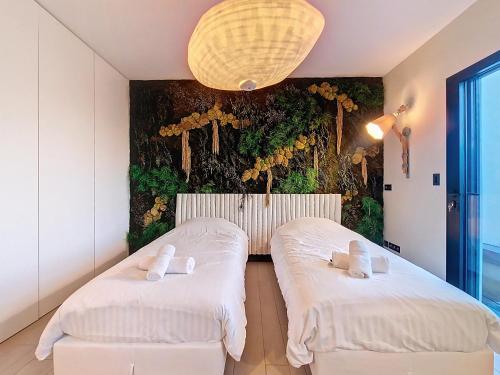 deux lits dans une chambre avec un mur dans l'établissement Villa Architecte Détente Piscine Privée Cinéma, à Sète