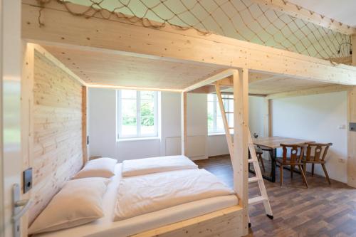 una camera da letto con un letto a castello e un tavolo di Nationalpark Gesäuse Lodge a Gstatterboden