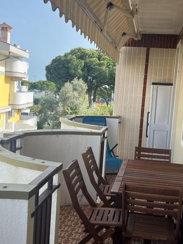 two chairs and a table on a balcony at Le maree in Grado