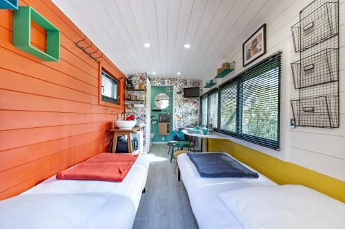 ノヴにあるLa roulotte de Valouの窓のあるベッドが2つある部屋