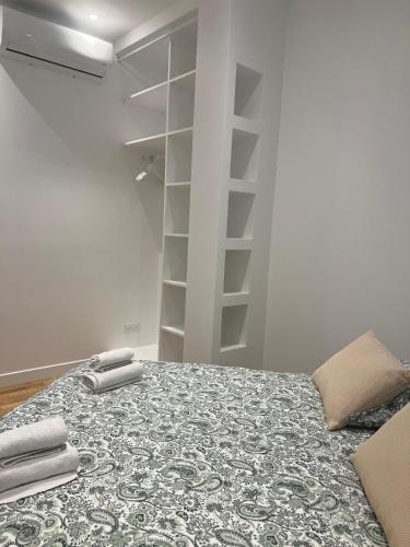 une chambre avec un lit avec deux serviettes dessus dans l'établissement Appartement Rex, à Nice