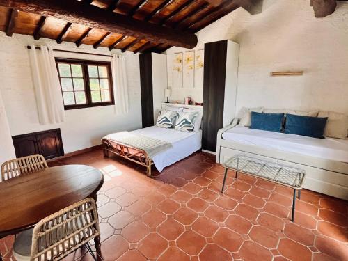 une chambre avec deux lits et une table dans l'établissement St Aygulf - Studio, Piscine & CLim & Vélos, à Saint-Aygulf