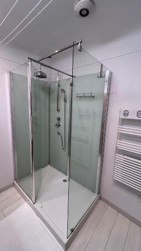 - une douche dans une pièce avec une enceinte en verre dans l'établissement Charmante maison de ville, à Saint-Laurent-du-Var