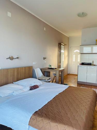 Letto o letti in una camera di Sunrise Apartments and Studios
