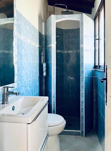 une salle de bain avec toilettes, lavabo et douche dans l'établissement St Aygulf - Studio, Piscine & CLim & Vélos, à Saint-Aygulf