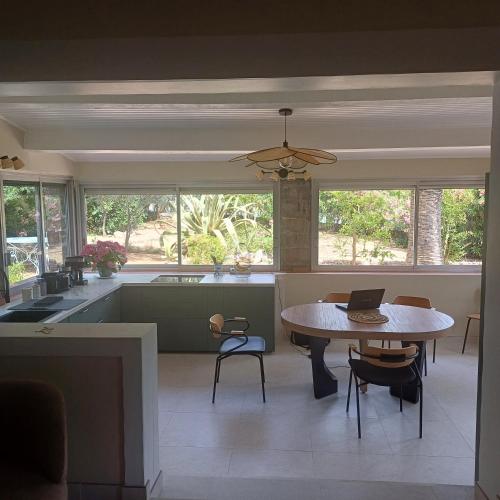 une cuisine et une salle à manger avec une table et des chaises dans l'établissement Lesmiens, à Saint-Raphaël