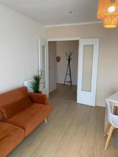 un salon avec un canapé et une table dans l'établissement Appartement le 48, à Narbonne