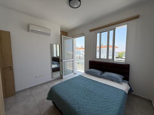 een slaapkamer met een bed en een groot raam bij Sun & Sea House in Paralimni