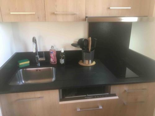 Photo de la galerie de l'établissement Studio lumineux et terrasse ensoleillée Portissol, à Sanary-sur-Mer