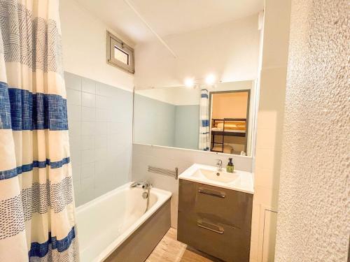 La salle de bains est pourvue d'une baignoire, d'un lavabo et d'une baignoire. dans l'établissement Studio dans une résidence avec piscine à Sanary, à Sanary-sur-Mer